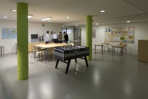 Blick in den Aufenthaltsraum der Jugendabteilung im Untersuchungsgefängnis Basel-Stadt