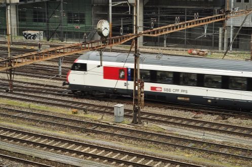 Zug fährt in Bahnof Basel-SBB ein
