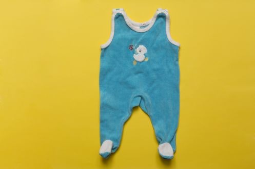blauer Babystrampler für Neugeborene