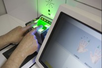Fingerabdrücke werden als biometrische Daten für den Pass genommen