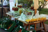 Stand am Warenstand mit Produkten aus der Gärtenerei und der Küche des Vollzugszentrums